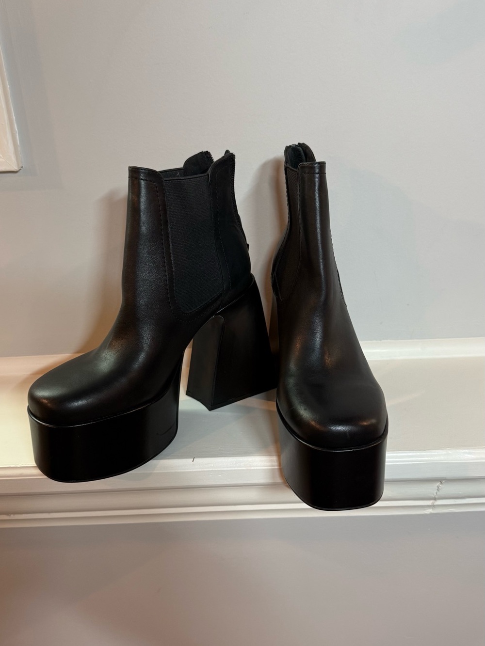 STEVE MADDEN Black Leather HUSTLE platform boot 8